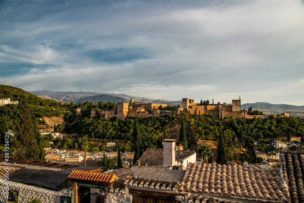 Burg und Festungsanlage Alhambra Granada mit Sierra Nevada im Hintergrund