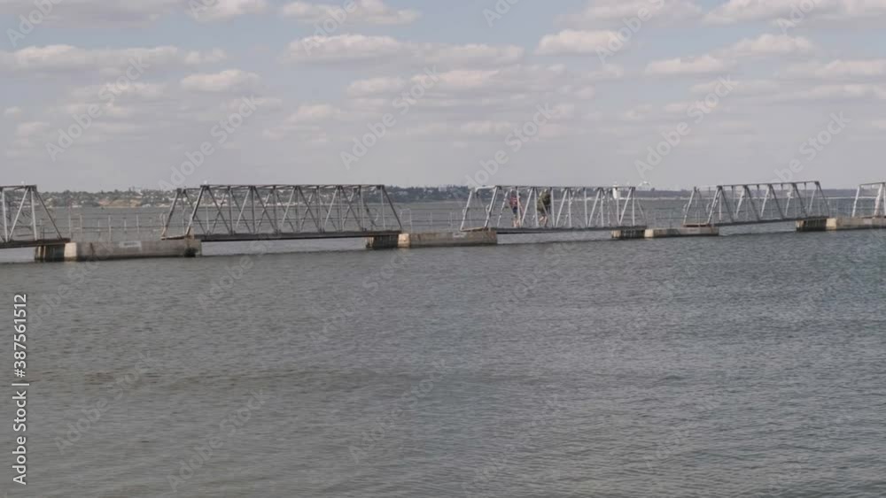 long berth of mettal on the panton, people go to the boat on the wings long berth of mettal on the panton, people go to the boat on the wings