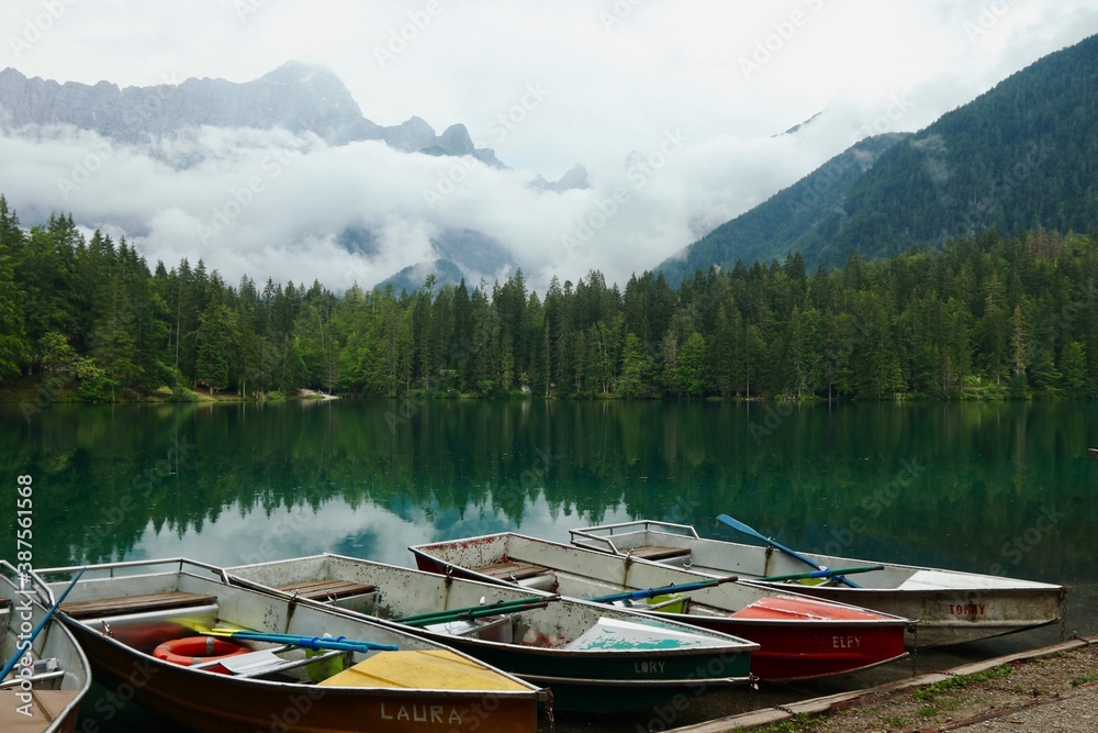 Obraz premium lake and mountains