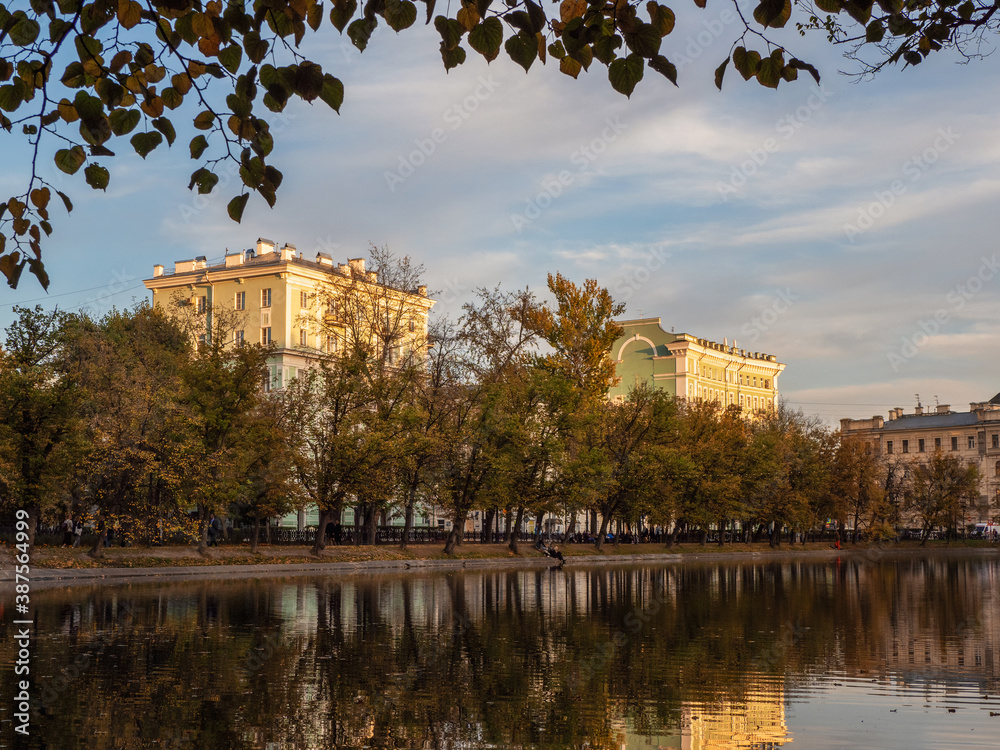 Fototapeta premium Autumn quiet evening on Chistye Prudy in Moscow. Urban life concept.