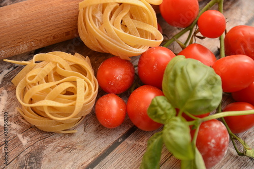 lavorazione delle tagliatelle tipica pasta italiana