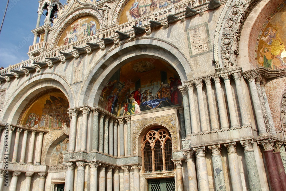 Detaillierte Fotografie des Markusdoms in Venedig