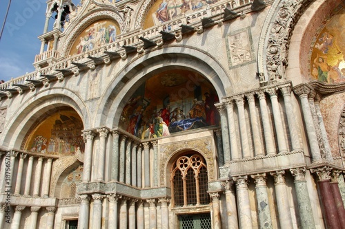 Detaillierte Fotografie des Markusdoms in Venedig