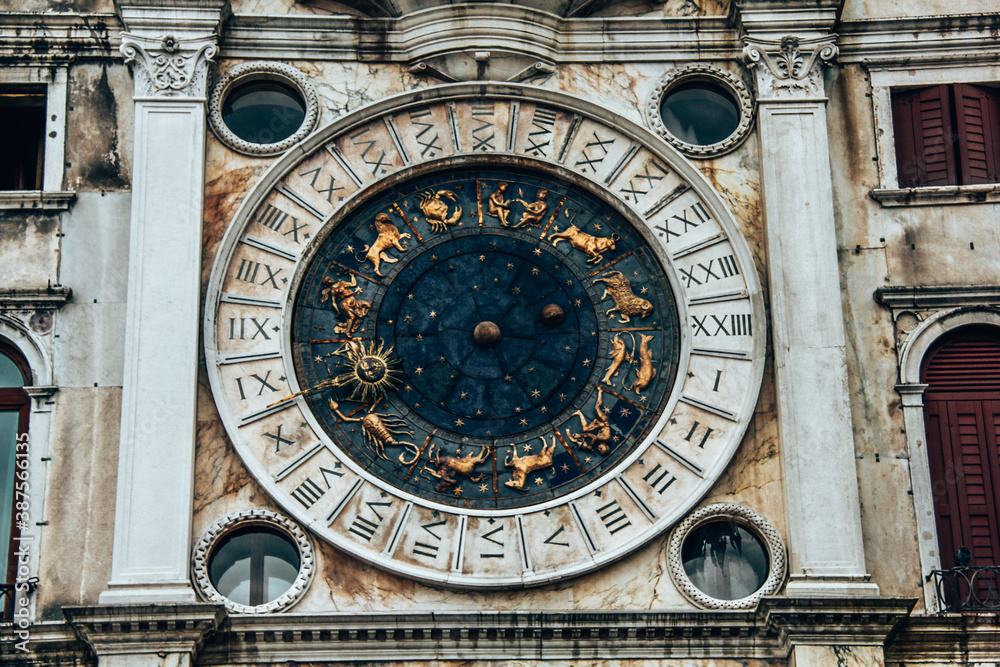 Abbildung der Sternzeichen auf dem Markusplatz in Venedig