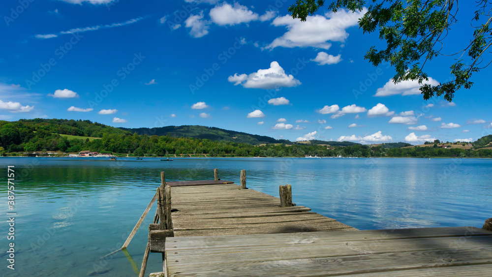 Naklejka premium Beautful lake view in the summer with pontoon
