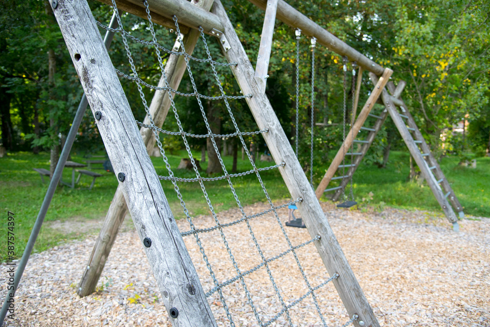 Verlassener rustikaler Spielplatz im Grünen Verlassener rustikaler Spielplatz im Grünen