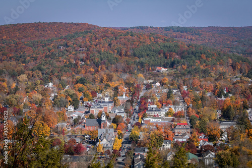Tablou pe pânză Overlooking small town Milford, PA, from scenic overlook on a sunny fall day