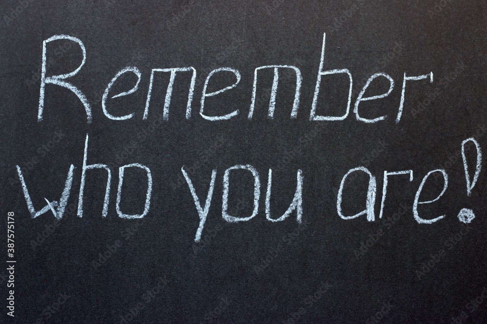 Fototapeta premium The inscription on a dark chalk board Remember who you are. Wisdom of life