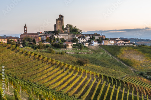 Serralunga d’Alba, borgo appoggiato sulle colline delle Langhe, patrimonio dell’Umanità dell’Unesco 