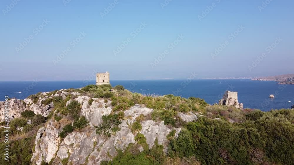 Veduta aerea dell'antica Tonnara di Scopello, con le sue torri e i suoi faraglioni.