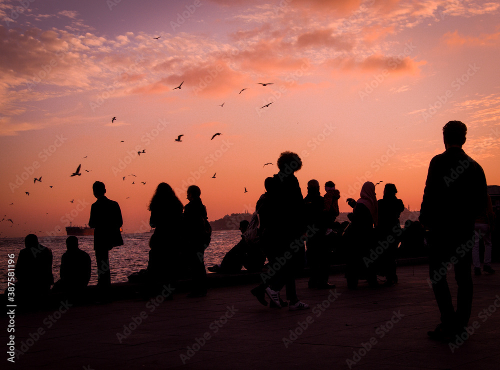 Fototapeta premium people at sunset