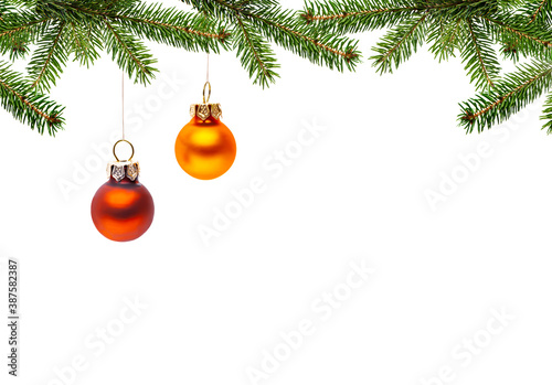 Bunte Weihnachtskugeln an einem Tannezweig