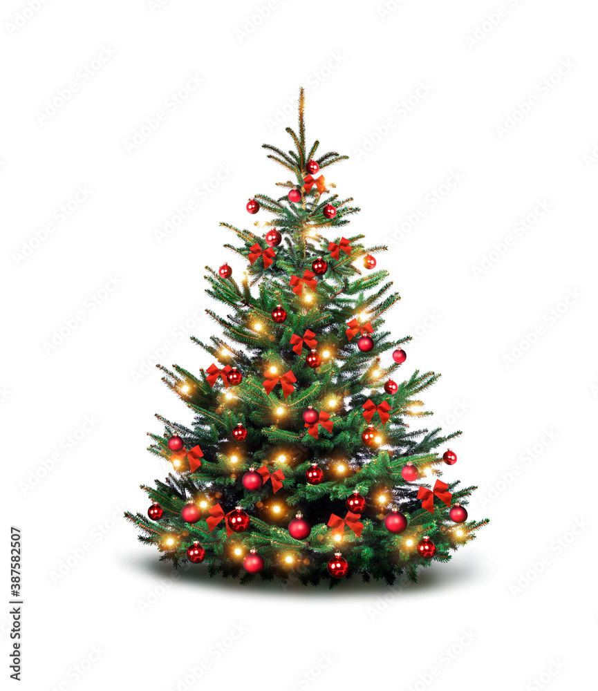 Bunt geschmückter Weihnachtsbaum vor weißem Hintergrund