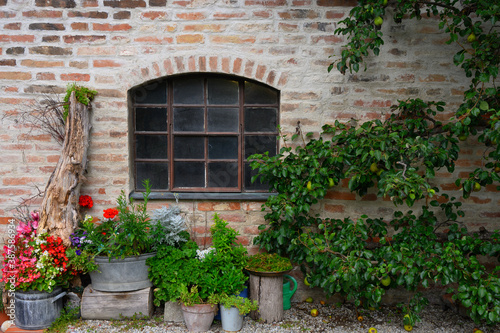 Alte Hauswand mit Fenster  © walterbild