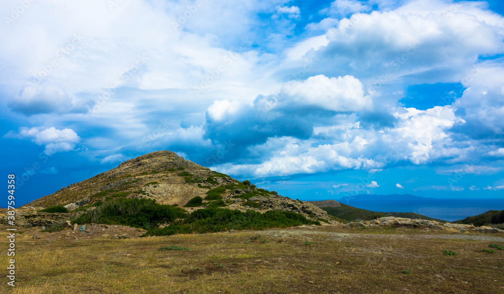 Fototapeta premium Aussichtspunkt auf der Cap Corse Rundfahrt. Panoramablick auf die wildromantische Landschaft im Norden Korsikas