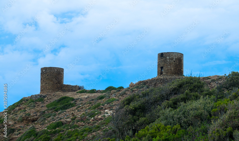 Zwei alte, zerstörte genuesische Türme aus dem 16. Jahrhundert am nordwestlichen Ende von Cap Corse, in der Nähe von Ersa und Centuri, Haut-Corse, Frankreich