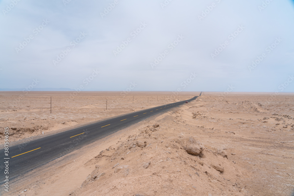 Naklejka premium road in desert to no where