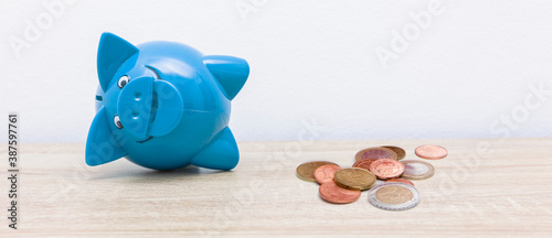 Vintage Sparschwein auf einem Holztisch