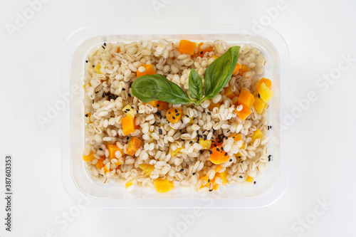 Quadro su tela Perlovka with carrots in a lunch box. Healthy lunch to go