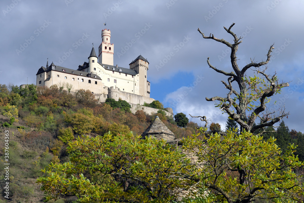Die Deutsche Burg Marksburg oberhalb von Braubach am Rhein im Welterbe Oberes Mittelrheintal - Stockfoto Die Deutsche Burg Marksburg oberhalb von Braubach am Rhein im Welterbe Oberes Mittelrheintal - Stockfoto