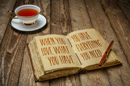 Foto when you love what you have you have everything you need - inspirational writing