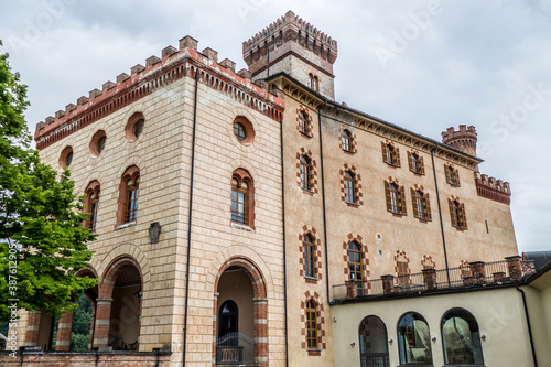 Canvastavla The center of Barolo with historical buildings