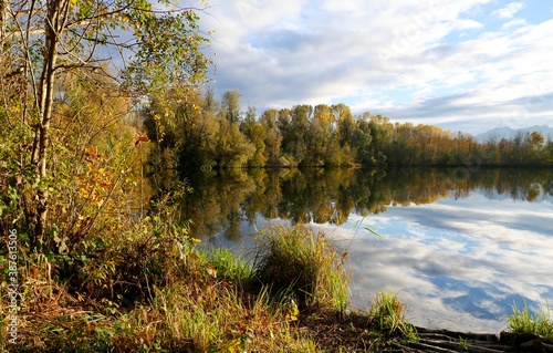 Idyllische Herbstlandschaft am See