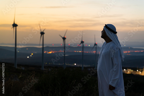 Canvas Print Arab Sheikh with traditional Emirati clothes looking for the energy industry and