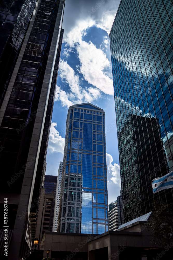 Fototapeta premium Summer cityscape in downtown Chicago