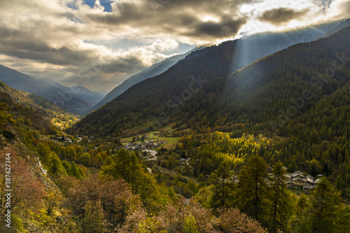 Bellino, un piccolo borgo montano in alta Valle Varaita, in provincia di Cuneo, nel sud del Piemonte photo