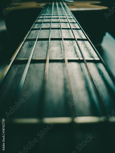 Guitarra de madera Pino