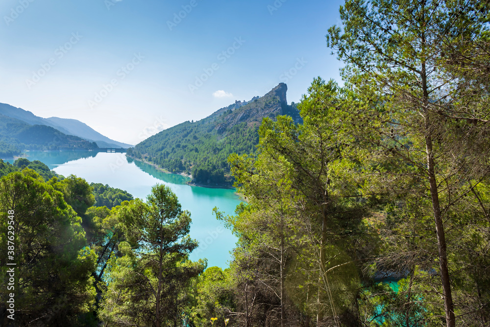 Obraz premium Guadalest swamp on a sunny day with reflections in the water.