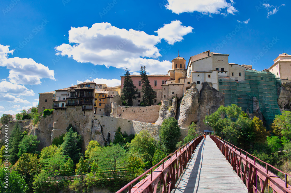 Puente de San Pablo y vistas a la ciudad alta de Cuenca con sus casas colgantes, Castilla la Mancha