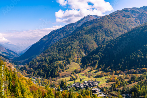 Bellino, un piccolo borgo montano in alta Valle Varaita, in provincia di Cuneo, nel sud del Piemonte photo