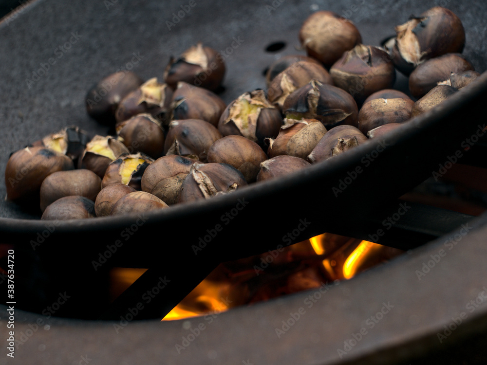 Châtaignes grillées au feu de bois sur un poêle Châtaignes grillées au feu de bois sur un poêle