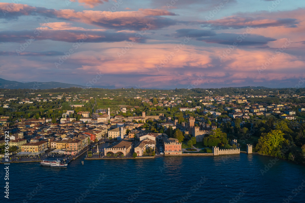 Obraz premium Italian resort on Lake Garda top view. Lazise town, lake garda, Italy. Panoramic aerial view of the Scaligero Castle of Lazise.
