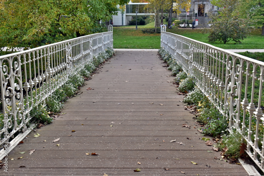 Blumengeschmückte Fußgängerbrücke im Kurpark von Baden-Baden Blumengeschmückte Fußgängerbrücke im Kurpark von Baden-Baden