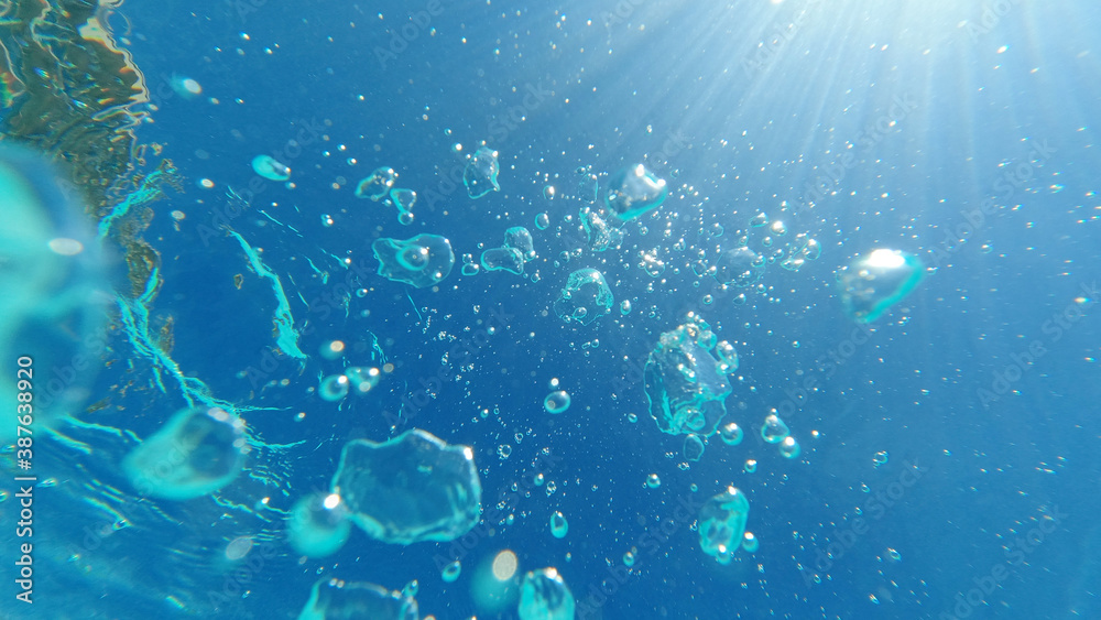 Fototapeta premium Underwater bubbles emerging to turquoise sea surface