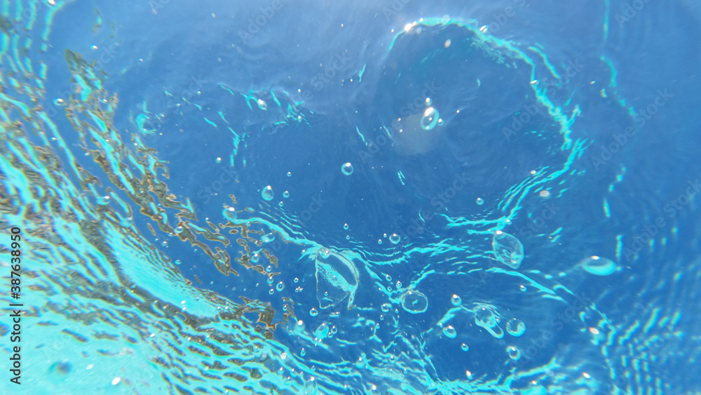 Obraz premium Underwater bubbles emerging to turquoise sea surface
