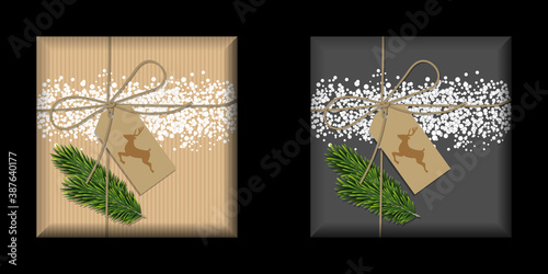 2 façons d’emballer vos cadeaux de Noël - style naturel ou élégant - décoré de neige, de branches de sapin, de ficelle et d’une étiquette avec un renne imprimé dessus.