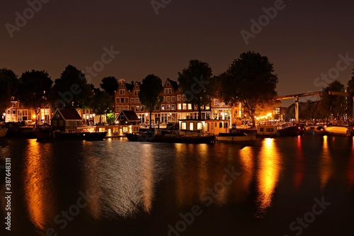 Nachtfoto mit booten auf dem Fluss 