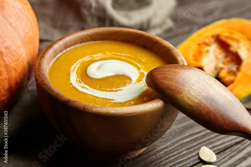 Foto Autumn pumpkin cream soup closeup