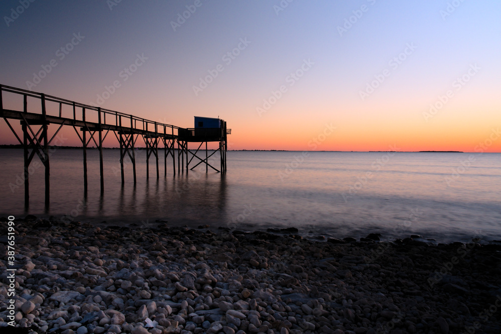 Pêcherie dans la Baie d'Yves au coucher de soleil