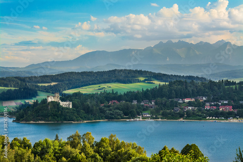 lake and castle, Tatra Mountains in the background, beautiful landscape © VinyLove Foto