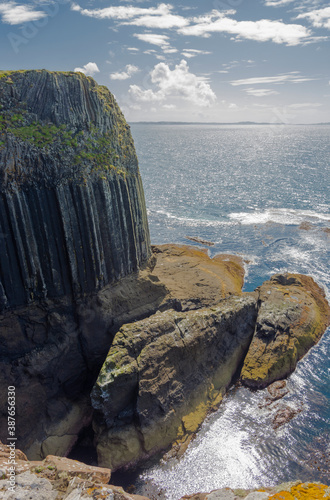 Vista desde la isla de Staffa, Escocia photo