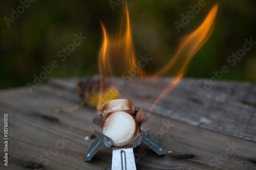 Foto Alcohol burner. Combustion of dry alcohol.