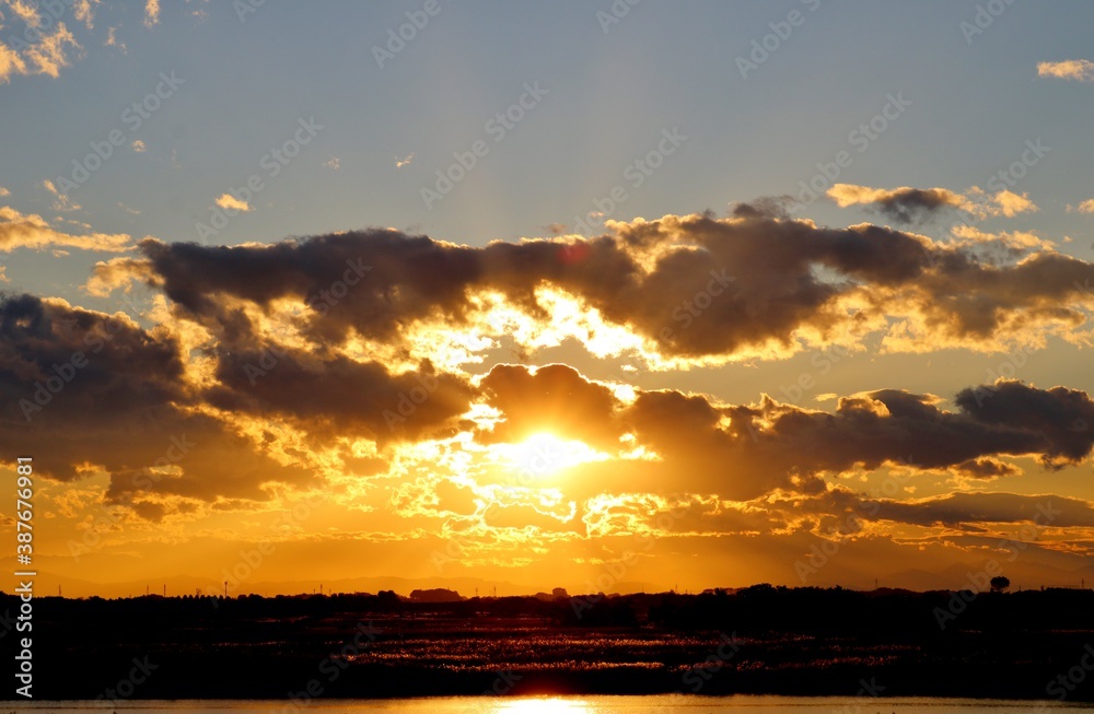 Fototapeta premium 渡良瀬の夕方 幻想的 厳か 風景