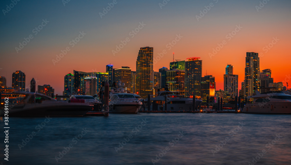 Fototapeta premium city skyline at sunset miami florida buildings boats