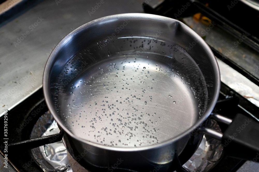 鍋に湯を沸かす 鍋に湯を沸かす