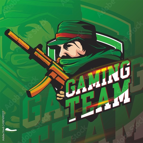 Maskot esport rebel gaming logo badge with man with gun on green